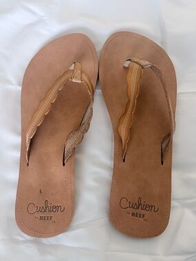 Reef Cushion Women's Tan Scalloped Flip Flop Sandals, size 10